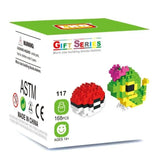 Boîte en carton blanc avec top vert et figurines mini brique pokémon en nano bricks colorées en pixel art