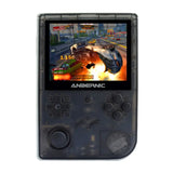 Mini console de jeu rétro anbernic noire translucide avec écran montrant un jeu de course et émulateur intégré ps1