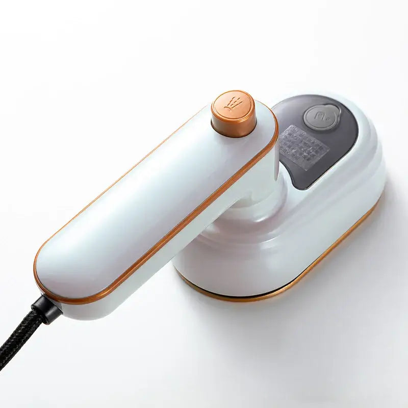 Mini fer à vapeur portatif blanc avec accents dorés et design moderne pour un mini fer repasser efficace
