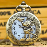 Montre à gousset en laiton antique avec un design fidèle mickey disney et chiffres arabes noirs ornée de gravures élégantes