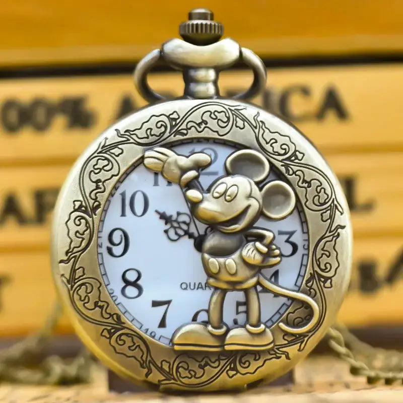 Montre à gousset en laiton antique avec un design fidèle mickey disney et chiffres arabes noirs ornée de gravures élégantes