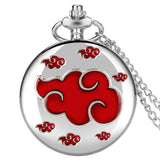 Montre à gousset argentée naruto akatsuki avec nuage rouge emblématique et design gravé sur le cadran circulaire