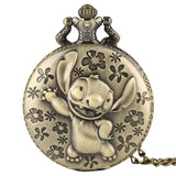 Montre à gousset vintage en laiton antique avec stitch disney illustré en relief entouré de motifs floraux, cadeau idéal accessoire unique