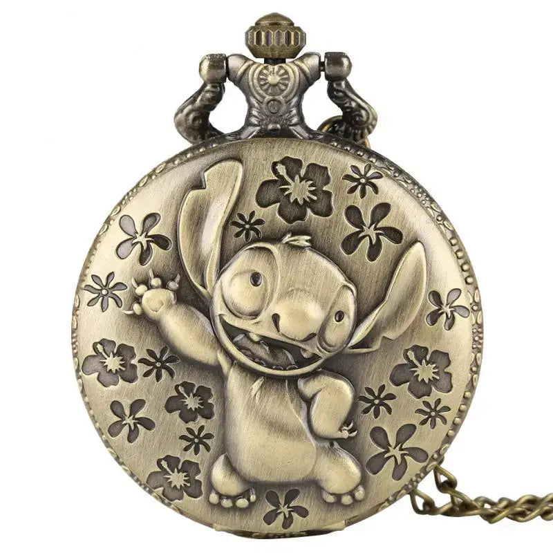 Montre à gousset vintage en laiton antique avec stitch disney illustré en relief entouré de motifs floraux, cadeau idéal accessoire unique