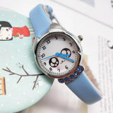 Montre-bracelet quartz chat bleu clair avec boîtier argenté et joli motif chat panda sur cadran blanc