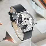 Montre disney enfant avec bracelet en cuir noir, boîtier argenté et cadran blanc avec mickey mouse noir et blanc
