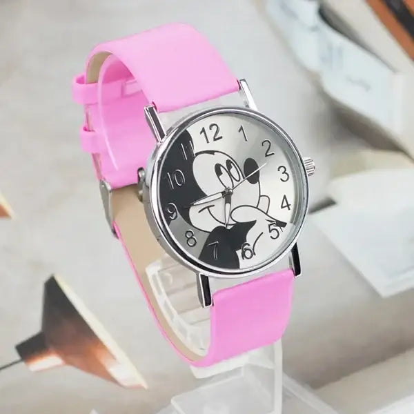 Montre disney enfant avec bracelet silicone rose, boîtier argenté et cadran mickey mouse noir et blanc