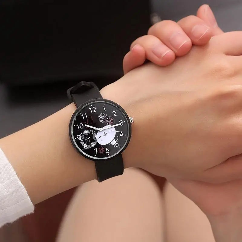 Montre quartz mignon petit chat unisexe avec cadran cartoon noir et bracelet silicone noir pour montre quartz femme