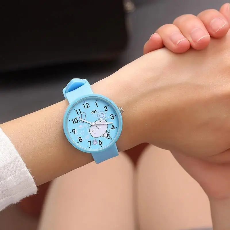 Montre quartz mignon petit chat unisexe en silicone bleu clair avec cadran chat et chiffres noirs