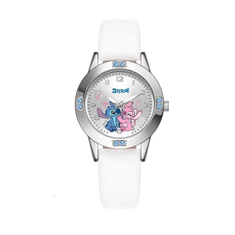 Montre stitch disney avec bracelet en silicone blanc, boîtier argenté orné de cristaux bleu clair et cadran blanc affichant stitch extraterrestre préféré alliant élégance