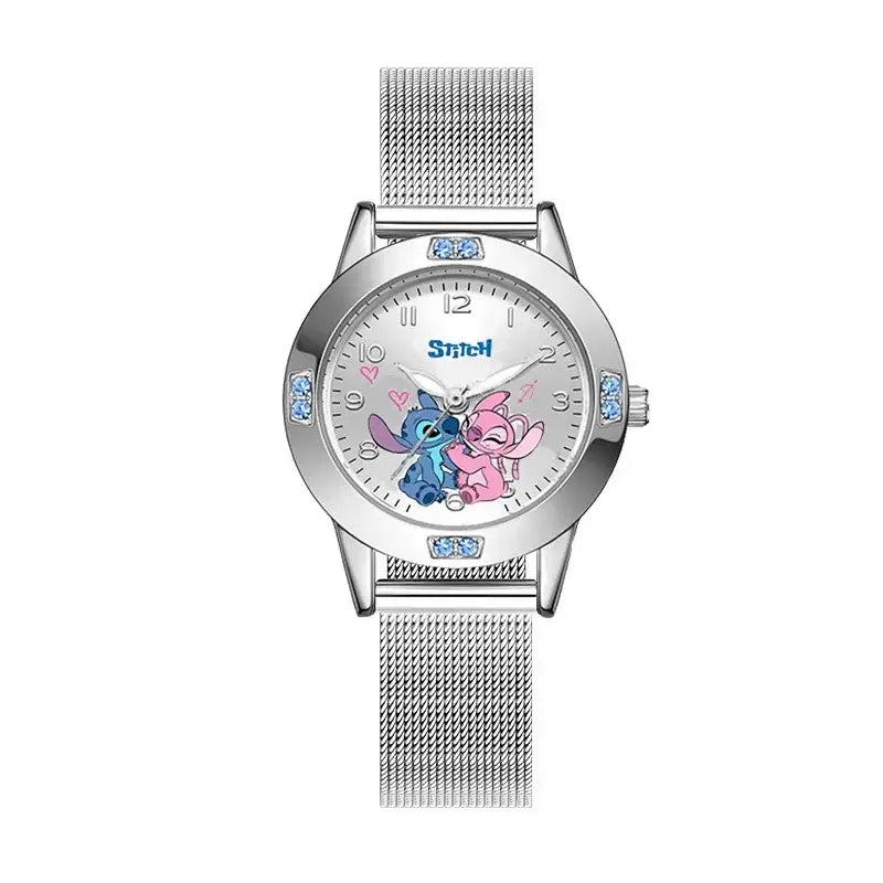 Montre stitch disney bracelet argentée en maille avec cadran blanc, personnages bleu et rose, cristaux bleu clair sur la lunette allie élégance
