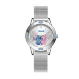Montre stitch disney bracelet argentée en maille avec cadran blanc, personnages bleu et rose, cristaux bleu clair sur la lunette allie élégance
