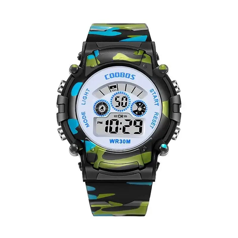 Montre numérique coobos camouflage noir et vert avec cadran blanc et accents bleus, montre polyvalente pour activités sportives