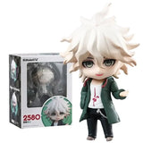 Nendoroid figurine danganronpa nagito komaeda avec cheveux blancs en piques et manteau vert à côté de son emballage