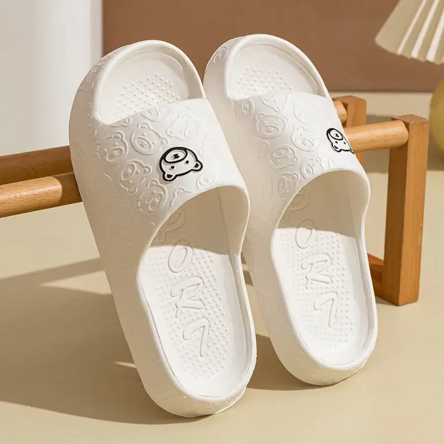 Pantoufles antidérapantes blanches en caoutchouc avec motif ours embossé et dessins noirs pour chaussons femme hiver