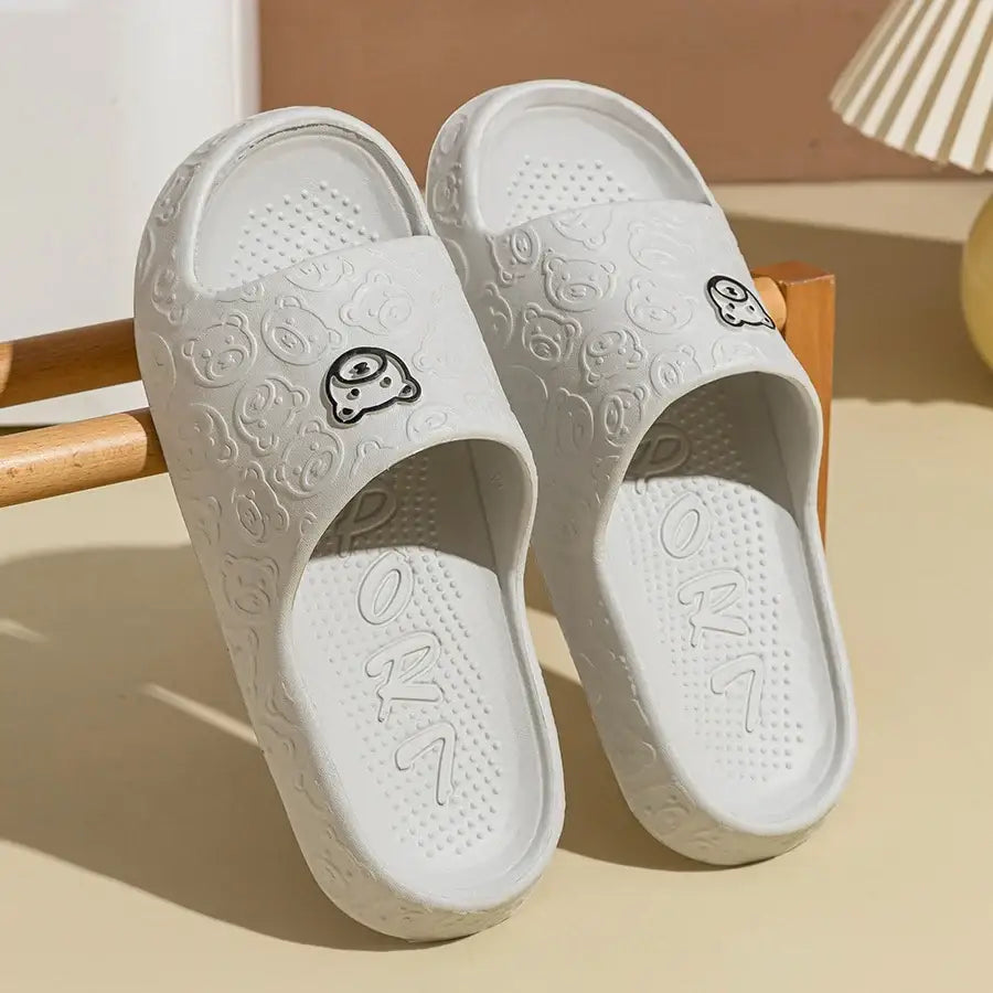 Pantoufles antidérapantes blanches en caoutchouc avec motif ours embossé et broderie ours, chaussons femme hiver