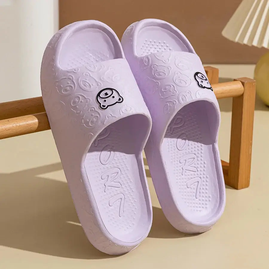 Pantoufles antidérapantes motif ours en caoutchouc violet clair avec détails brodés noirs pour chaussons femme hiver