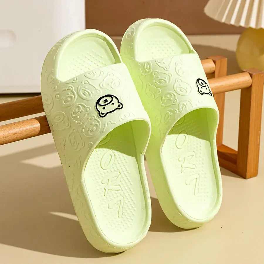 Chaussons femme hiver pantoufles antidérapantes vert clair en caoutchouc avec motif ours embossé et brodé sur la bride