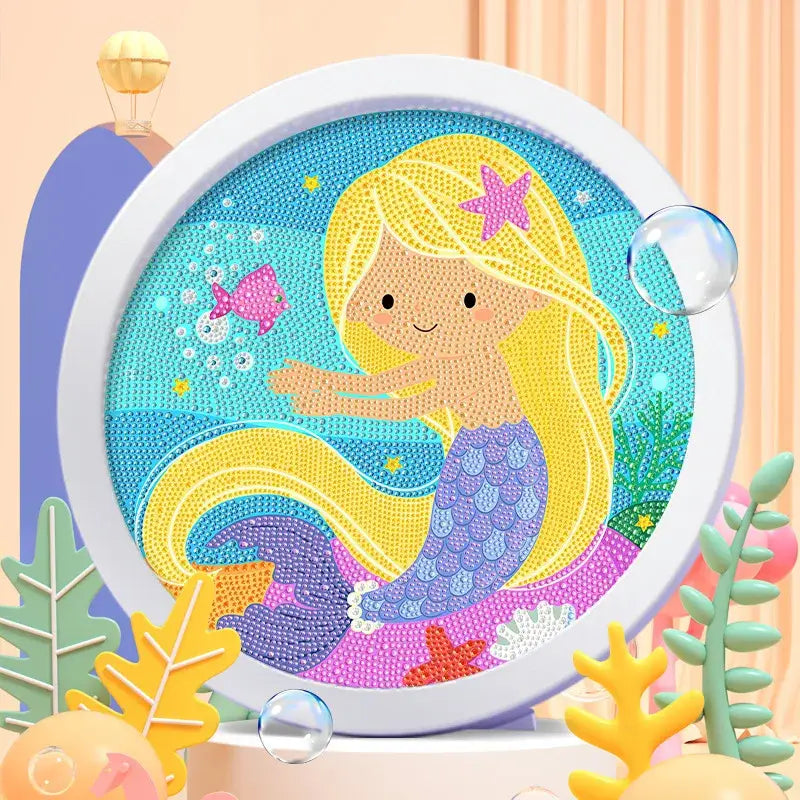 Peinture diamant enfant avec sirène blonde souriante aux écailles violettes en tableaux diamant ronds blanc