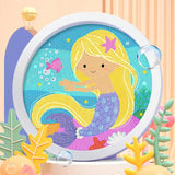 Peinture diamant enfant avec sirène blonde souriante aux écailles violettes en tableaux diamant ronds blanc