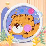Peinture diamant enfant tableau rond avec tigre orange mignon sur fond bleu et bulles colorées en cadre blanc