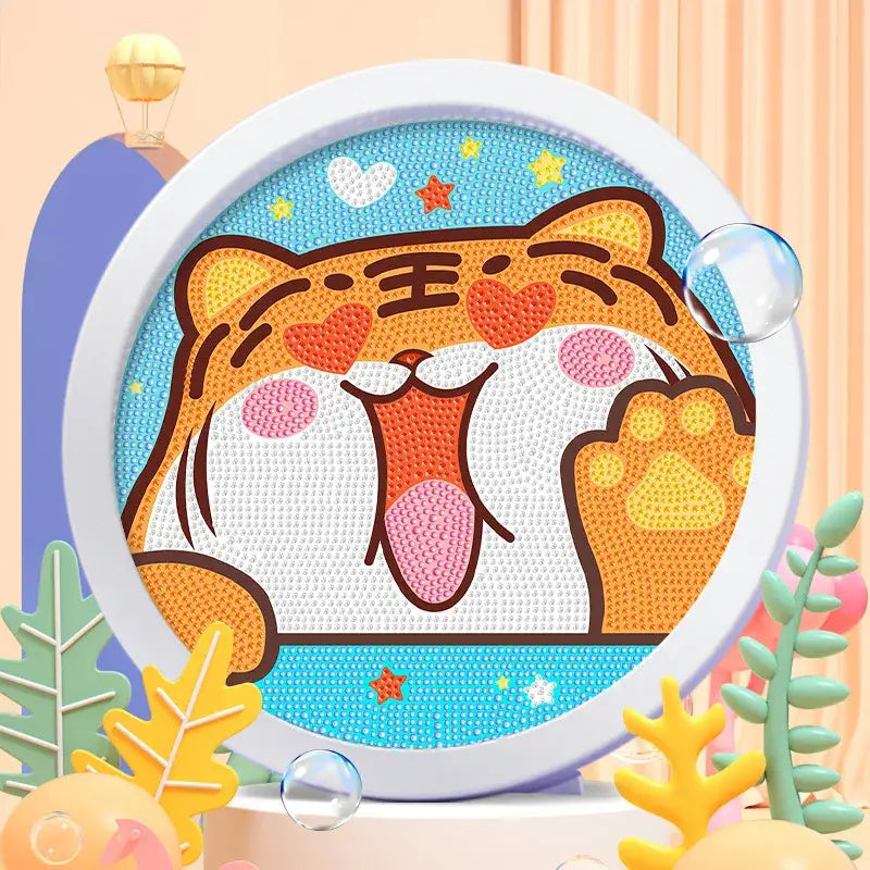 Peinture diamant enfant ronde avec cadre blanc représentant un tigre orange et blanc au visage joyeux et yeux en cœur