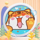 Peinture diamant enfant ronde avec cadre blanc représentant un tigre orange et blanc au visage joyeux et yeux en cœur