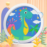 Peinture diamant enfant avec tableaux diamant ronds thème dinosaure vert et jaune à pointes roses sur fond ciel bleu