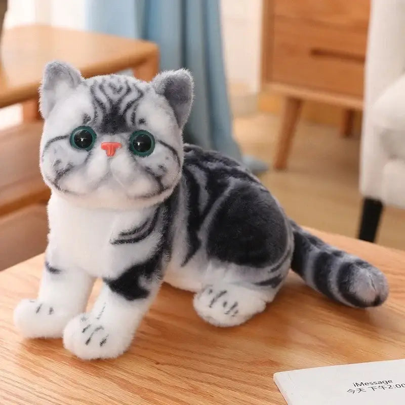 Peluche chaton kawaii en tissu doux couleur argenté avec rayures noires, yeux verts et nez rose peluche chat réaliste
