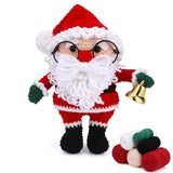 Peluche crochet père noel rouge et blanc avec lunettes, barbe blanche, gants verts, tenant une cloche dorée
