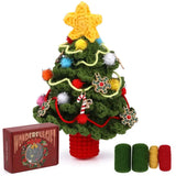 Peluche crochet sapin de noël vert avec étoile jaune, pompons colorés et ornements métalliques décoratifs