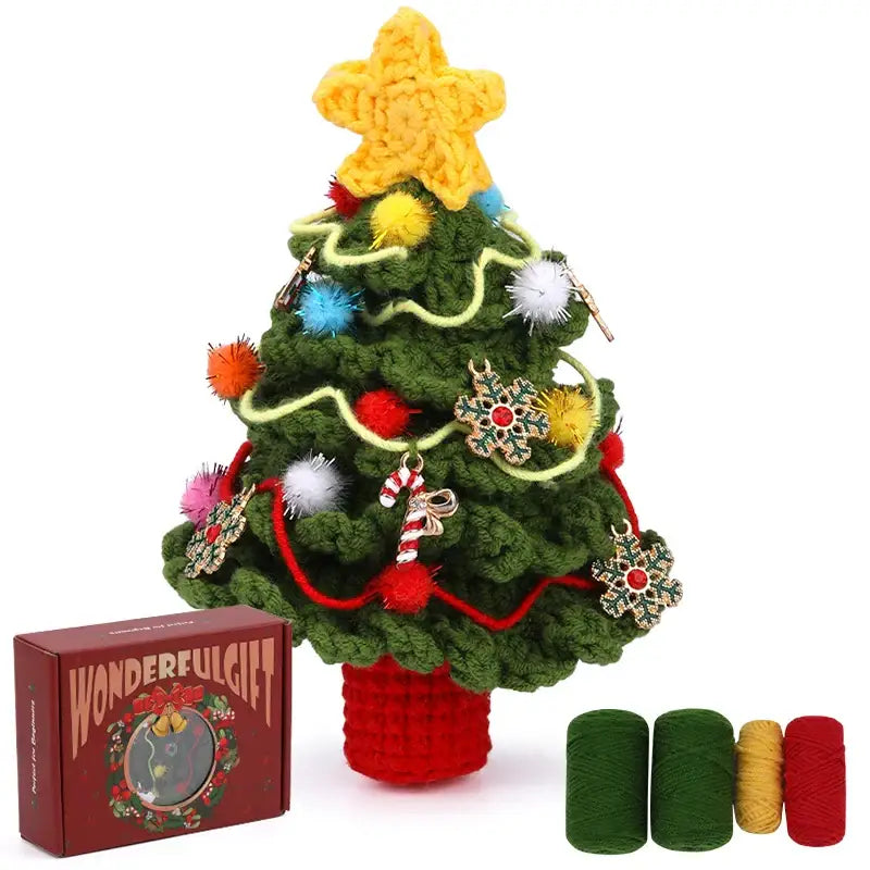 Peluche crochet sapin de noël vert avec étoile jaune, pompons colorés et ornements métalliques décoratifs