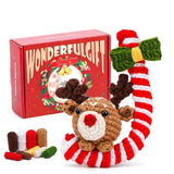 Peluche crochet de noël en forme de renne marron avec nez rouge et écharpe rayée rouge et blanc