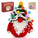 Peluche crochet père noël avec tête arbre verte ornée de pompons colorés et neige en fil blanc, pull rouge et barbe blanche longue