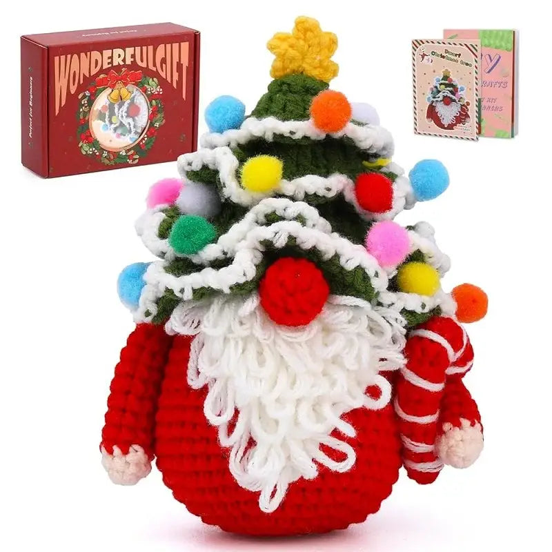 Peluche crochet père noël avec tête arbre verte ornée de pompons colorés et neige en fil blanc, pull rouge et barbe blanche longue