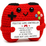Peluche crochet manette rouge avec boutons colorés et détails noirs message personnalisé yeux brillants
