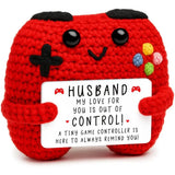 Peluche crochet manette de jeu rouge avec détails boutons noirs et joystick coloré pour message personnalisé yeux brillants