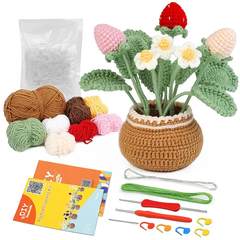 Peluche crochet pot de fleur marron avec bordure blanche tenant une plante en crochet fraises fleurs vert rose blanc