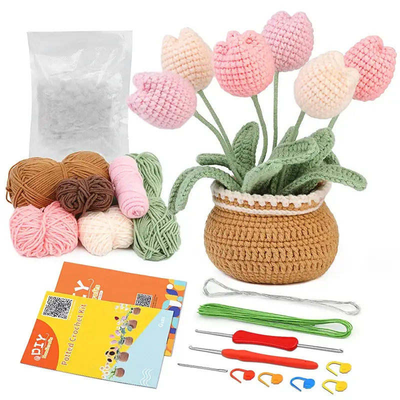 Peluche crochet pot de fleur avec tulipes roses et crème finies en crochet dans un pot tressé marron
