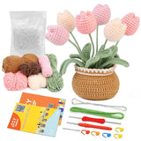 Peluche crochet pot de fleur avec tulipes roses et crème finies en crochet dans un pot tressé marron