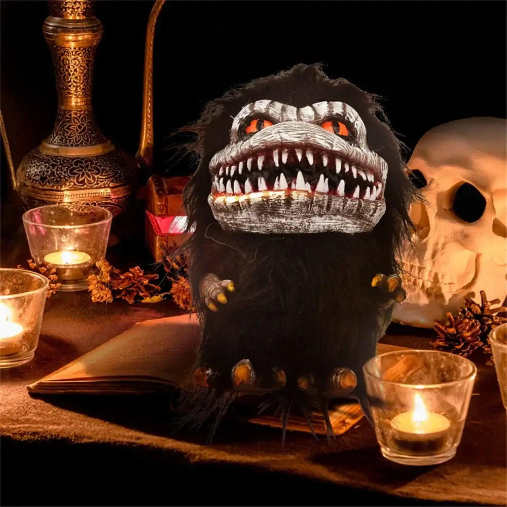 Peluche horreur critters taille 25cm avec monstre noir poilu, visage texturé blanc gris, yeux orange et griffes jaunes