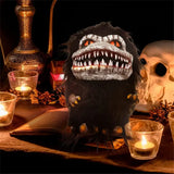 Peluche horreur critters taille 25cm avec monstre noir poilu, visage texturé blanc gris, yeux orange et griffes jaunes
