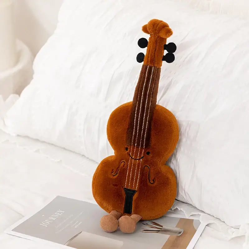 Peluche instrument musique 30cm en forme de violon marron avec détails brodés noirs et visage souriant idéale déguisement carnaval