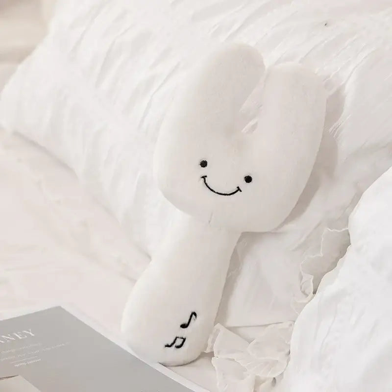 Peluche instrument musique 30cm en forme de lapin blanc avec visage souriant et motif note de musique ideal déguisement carnaval