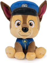 Peluche la patpatrouille paw patrol chase avec fourrure beige et marron, yeux brodés, casquette et gilet bleu à étoile jaune