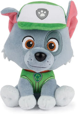 Peluche la patpatrouille paw patrol d un chiot gris doux avec casquette verte et gilet recyclage dans lunivers palpitant
