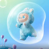 Peluche labubu bleu clair avec grands yeux et large sourire flottant dans une bulle transparente labubu pop mart