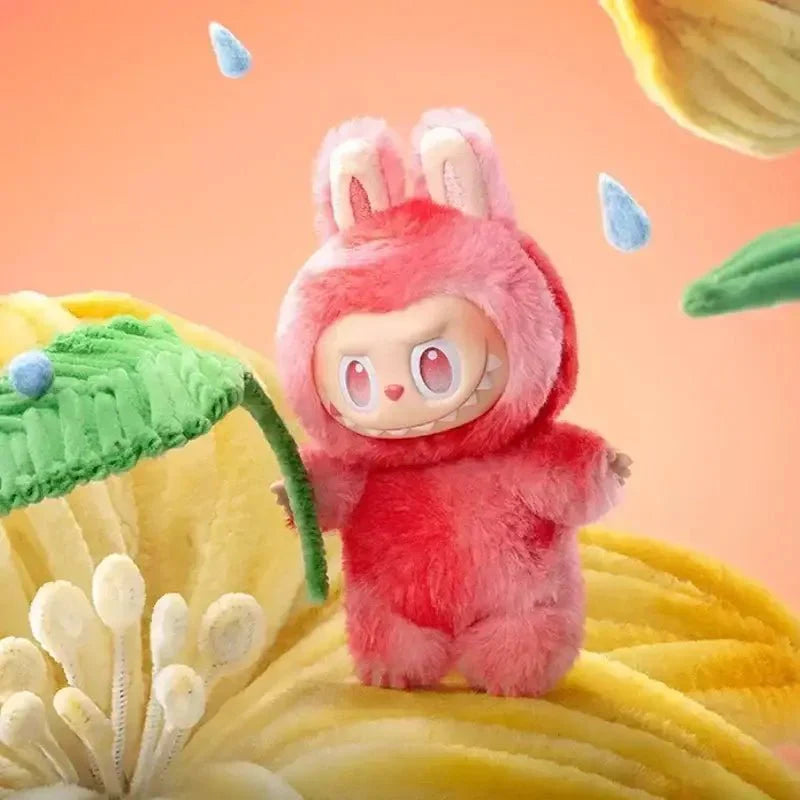 Une peluche labubu pop mart rose en peluche avec fourrure duveteuse et grand yeux expressifs en tenue à capuche assortie