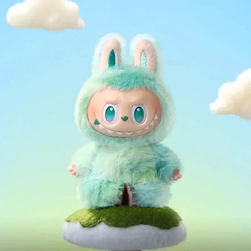Une peluche labubu pop mart mint verte avec fourrure douce et oreilles teintées de teal sur une butte herbeuse miniature
