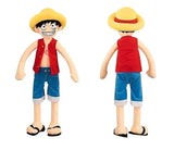 Peluche one piece luffy long bras portant un chapeau de paille jaune avec bande rouge, gilet rouge et short bleu